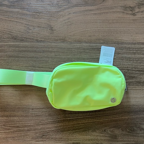 NWT lululemon Everywhere Belt Bag color Faded Zap. - Picture 3 of 3